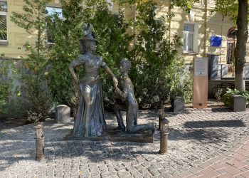 Скульптура Проні Прокопівни у Києві заговорила українською