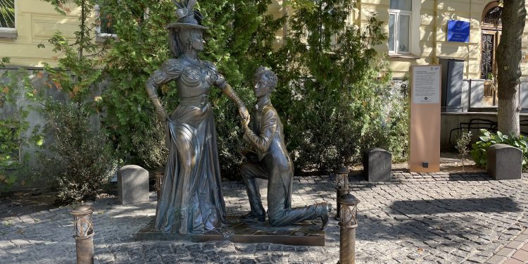 Скульптура Проні Прокопівни у Києві заговорила українською