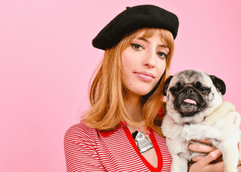 Пухнасті мопси надягають прикраси: Джемма Коррелл створює ювелірні вироби у новій колаборації з компанією Tatty Devine