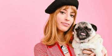 Пухнасті мопси надягають прикраси: Джемма Коррелл створює ювелірні вироби у новій колаборації з компанією Tatty Devine