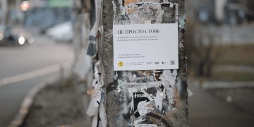 Креативна реклама виставки молодих українських художників на вулицях Києва