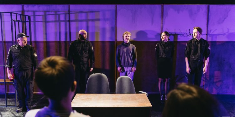 «Мій головний заклик – замисліться!». Режисер Дмитро Богославський про ідею та меседж вистави «Людина з Броварів»