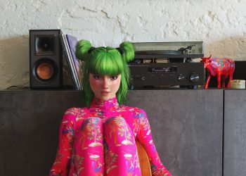 Віртуальна інфлюенсерка Астра Стар перерахує фондам кошти за лайки та репости