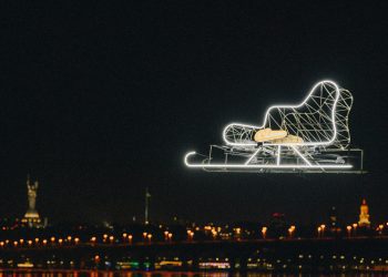 У небі над Києвом пролетіли новорічні санчата