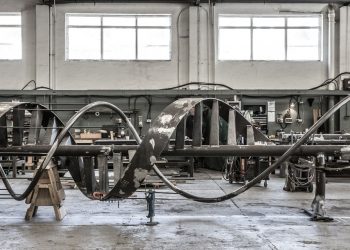 Британський художник Алекс Чиннек створює скульптури з гігантських гвинтових сходів