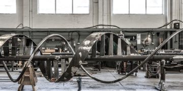 Британський художник Алекс Чиннек створює скульптури з гігантських гвинтових сходів