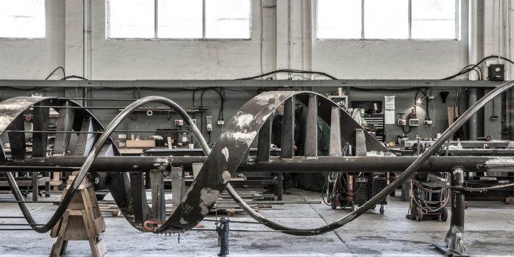 Британський художник Алекс Чиннек створює скульптури з гігантських гвинтових сходів