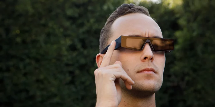 Перші окуляри доповненої реальності від компанії Snap стали амбіційним, непрактичним початком