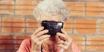 Люди 50+: як виміряти непомітність?