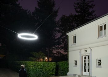 Гало-світло Франкліна Аззі: небесне поєднання мистецтва та техніки