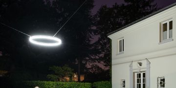 Гало-світло Франкліна Аззі: небесне поєднання мистецтва та техніки