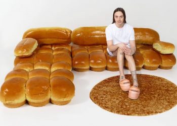 Репер Томмі Кеш разом з IKEA випустить диван у формі буханців хліба