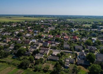 Холодильники з «духовною» їжею і «сирники» замість зупинки. Як і для кого креативить Княгининівська громада з Волині