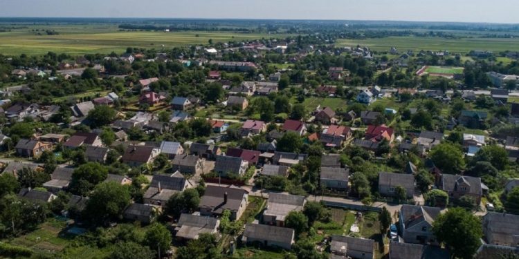 Холодильники з «духовною» їжею і «сирники» замість зупинки. Як і для кого креативить Княгининівська громада з Волині