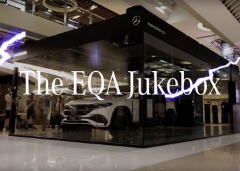 Світломузика блискавиць популяризує електрокари Mercedes-Benz в Гонконзі