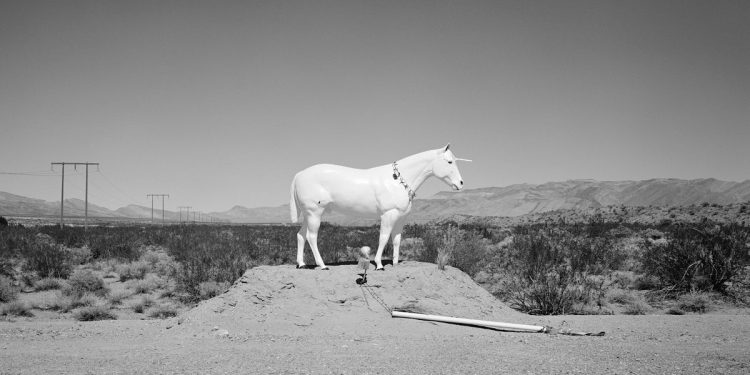 Псевдоапокаліптичні пейзажі США: фотокнига Мартіна Будая