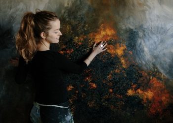 Виставка Burn розглядає лісові пожежі через величезні палаючі картини