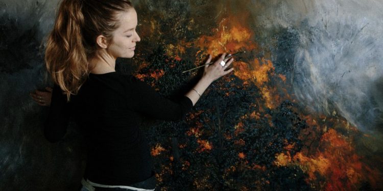 Виставка Burn розглядає лісові пожежі через величезні палаючі картини