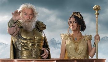 Арнольд Шварценеггер і Сальма Хайєк електрифікують зарядку BMW для Super Bowl