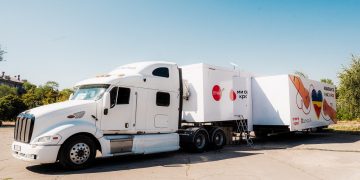 Adsapience створив унікальний LifeSavingTruck для донорства крові, що подорожує країною
