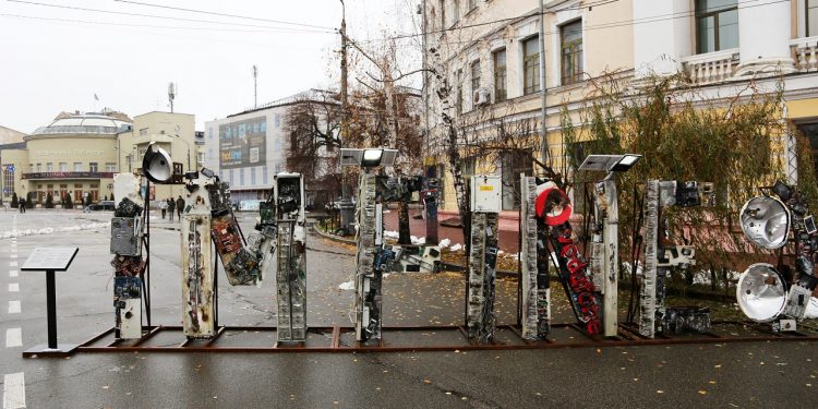 Компанія Vodafone Україна представила арт-інсталяцію, присвячену телекомунікаціям в умовах війни