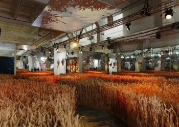 У Києві відкрилася виставка Ukraine WOW: «Оскар», BAFTA, Кубок УЄФА, абетка Нарбута, вагон злуки 1919 року і багато іншого