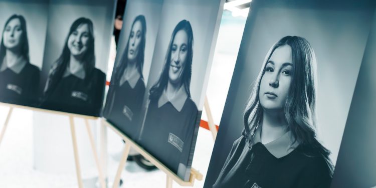 VARUS презентував фотопроєкт «Люди для людей» в центральній галереї ТЦ Lake Plaza