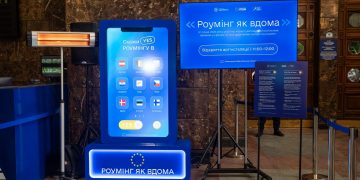 Інсталяція на вокзалі у Києві і трек від OTOY: в Україні стартувала кампанія «Скажи YES зв’язку з ЄС»