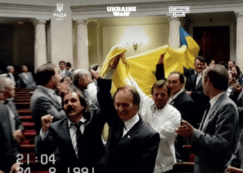 Тисяча прапорів, щоб рятувати життя: Ukraine WOW та «Повернись живим» за підтримки Верховної Ради відтворили легендарний Прапор Незалежності