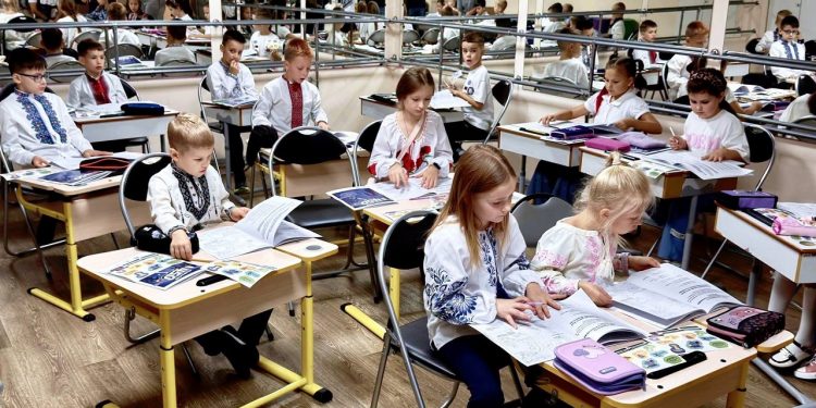 Сучасне патріотичне виховання: у Києві створили книжку-розмальовку для дітей про ветеранів із протезами